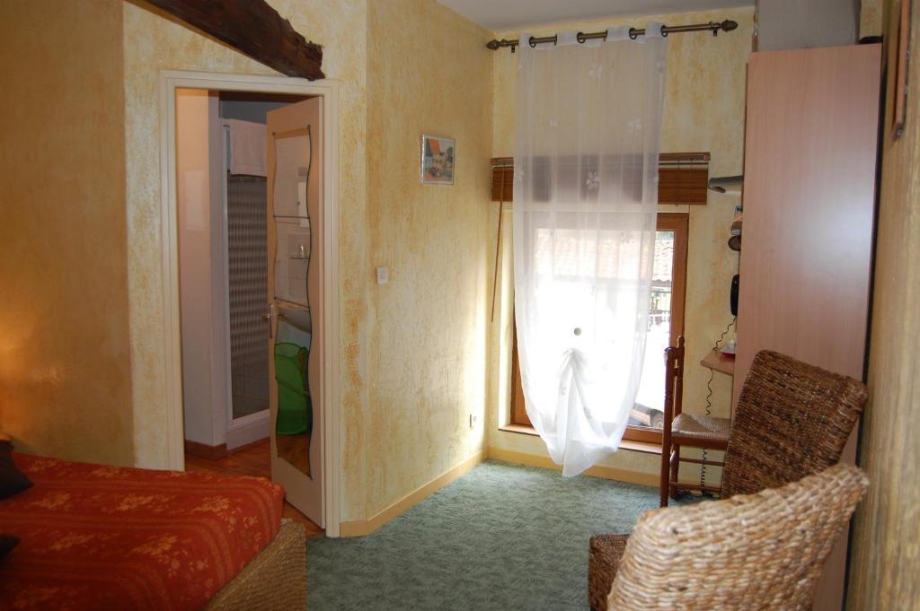 AUBERGE du BORD des EAUX - Demi-pension assurée sur réservation Saint-Amand-les-Eaux Habitación foto