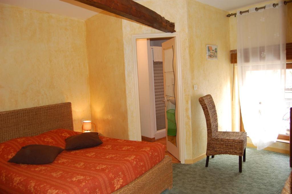 AUBERGE du BORD des EAUX - Demi-pension assurée sur réservation Saint-Amand-les-Eaux Habitación foto