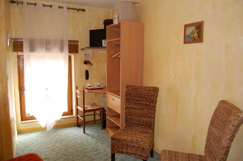 AUBERGE du BORD des EAUX - Demi-pension assurée sur réservation Saint-Amand-les-Eaux Habitación foto
