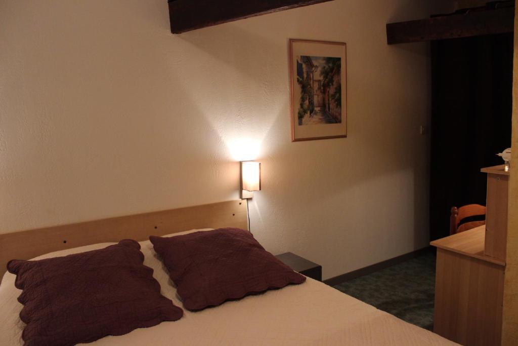 AUBERGE du BORD des EAUX - Demi-pension assurée sur réservation Saint-Amand-les-Eaux Habitación foto